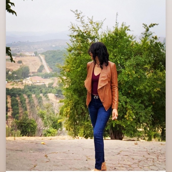 Meet your Posher, Julie - Picture 1 of 3